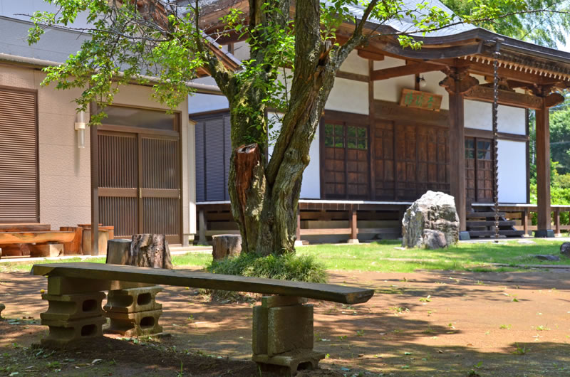 結縁寺境内の木のベンチ