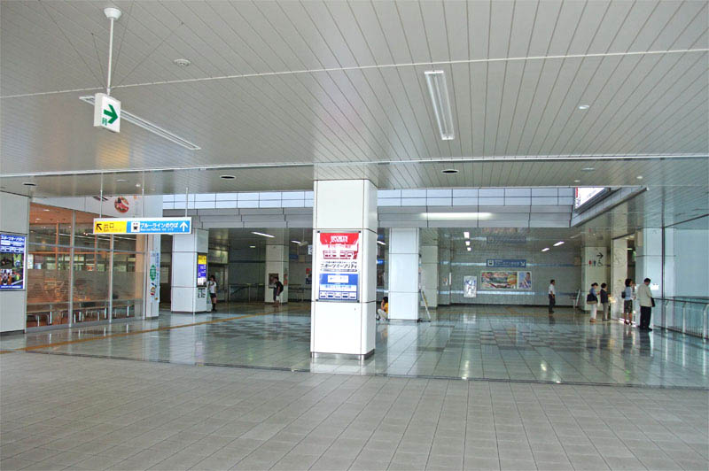 センター北駅構内