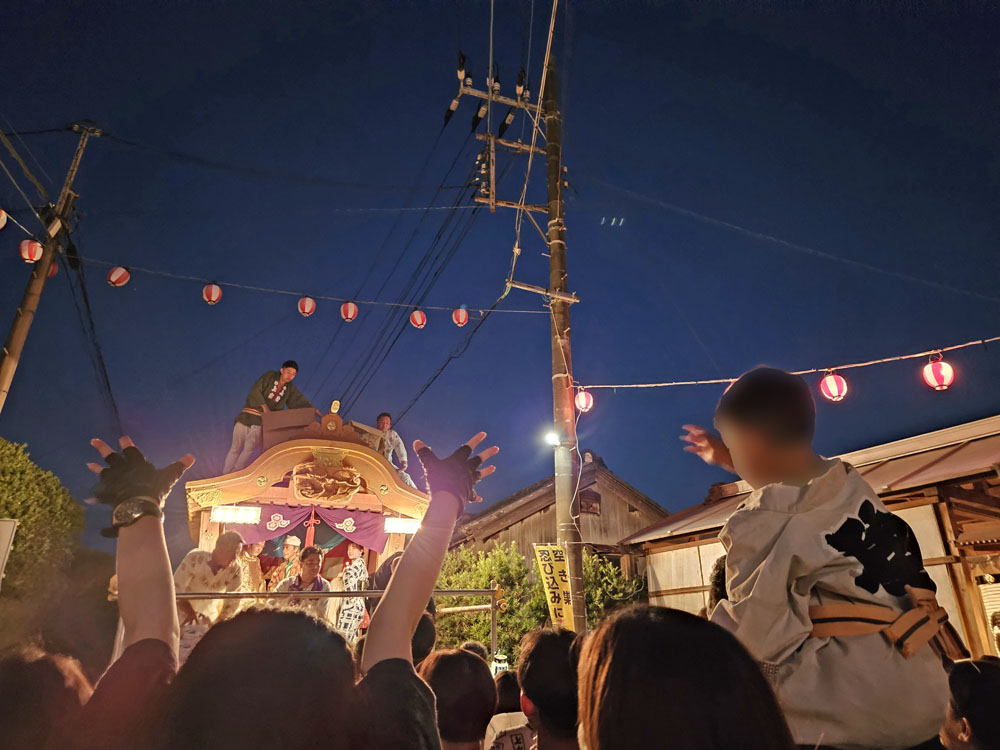 六軒厳島神社のお菓子投げ