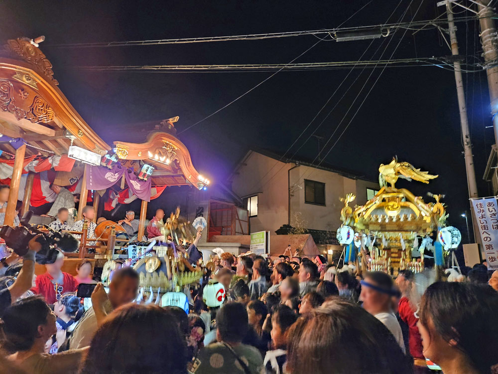 六軒厳島神社祭礼の山車神輿競演