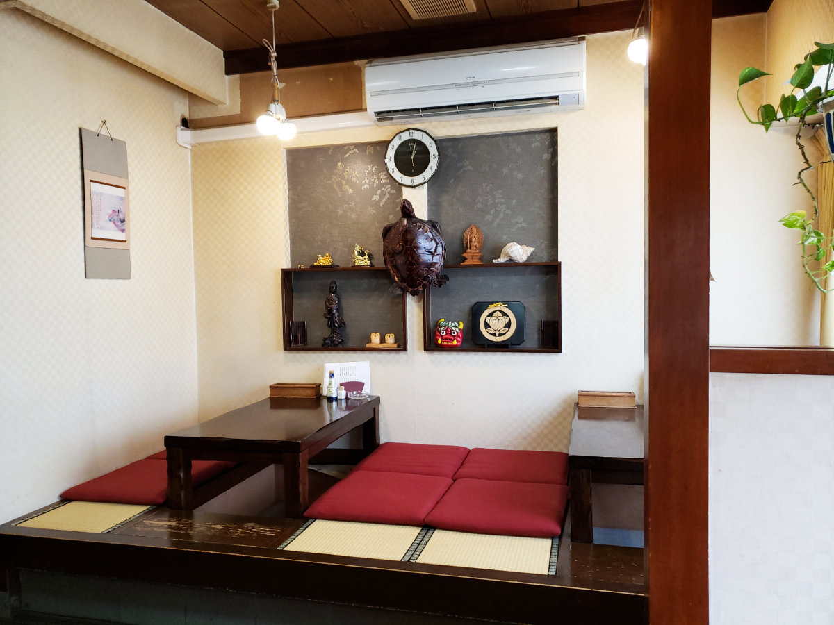 弥生寿司の店内