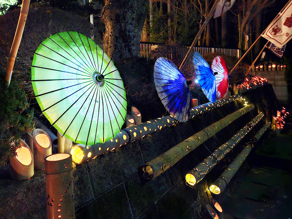 師戸宗像神社の年越し祭囃子の竹灯籠と和傘