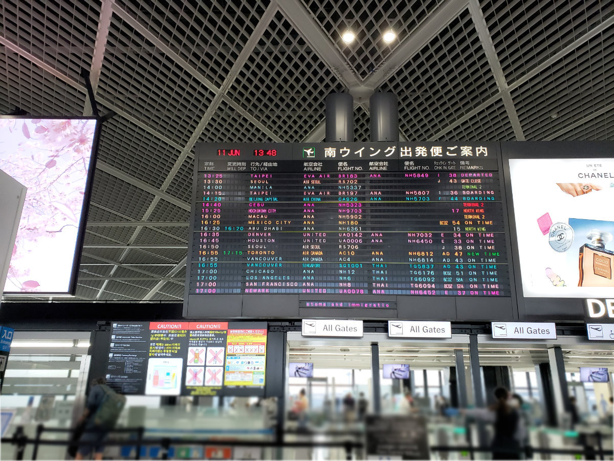 成田国際空港の電光掲示板