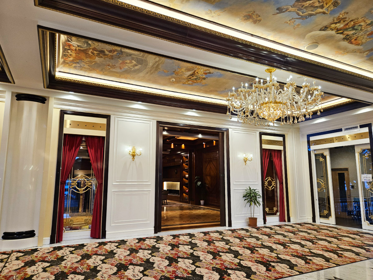 東京湯楽城のヨーロッパ風内装