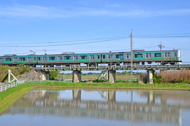 JR成田線と水田に映る電車