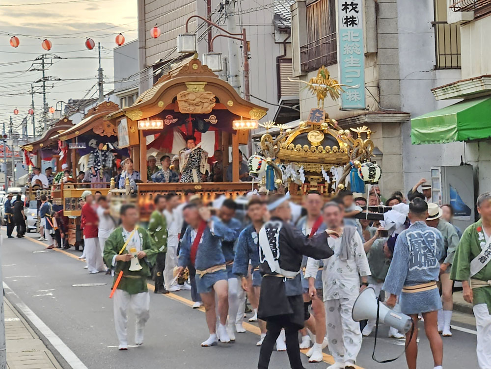 六軒厳島神社祭礼の山車と神輿