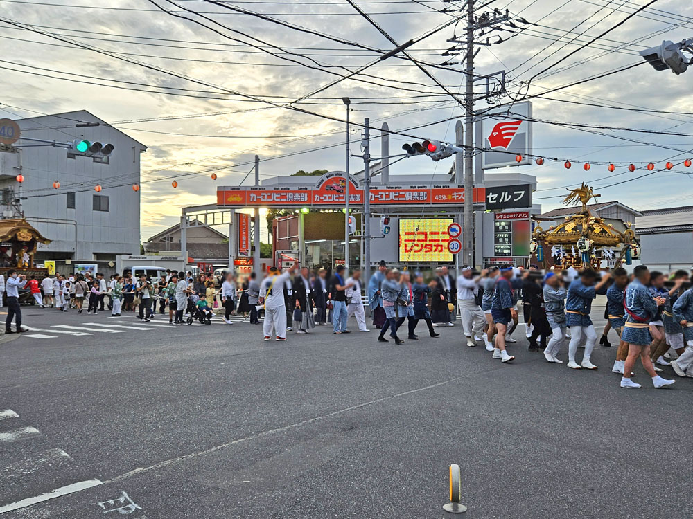 六軒厳島神社祭礼の練り歩き