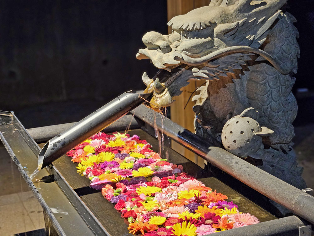 阿夫利神社の手洗い場花手水