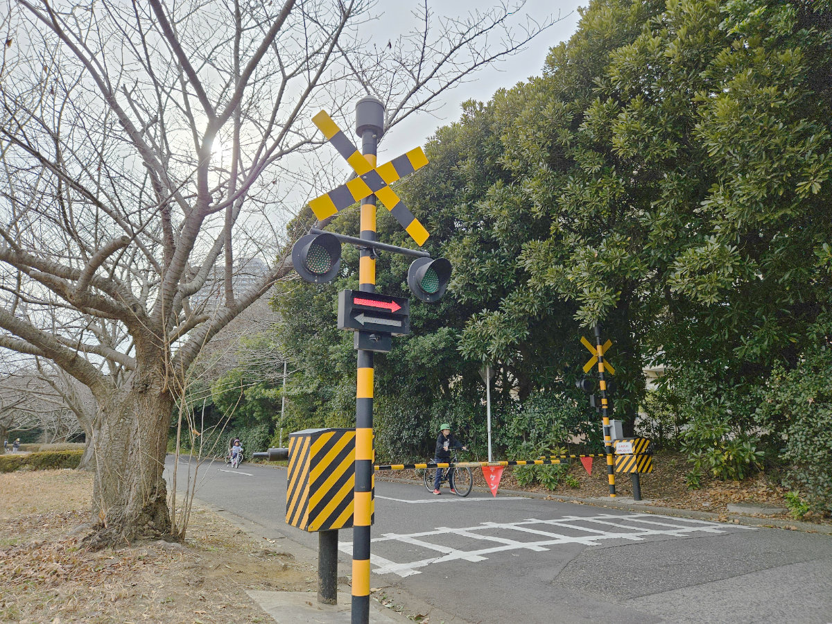 花見川緑地交通公園の踏切