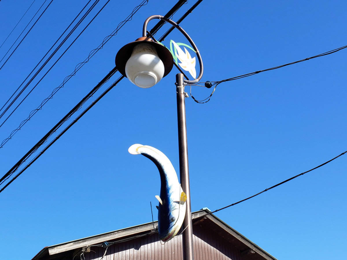 印旛村のやまゆりとナマズの街灯