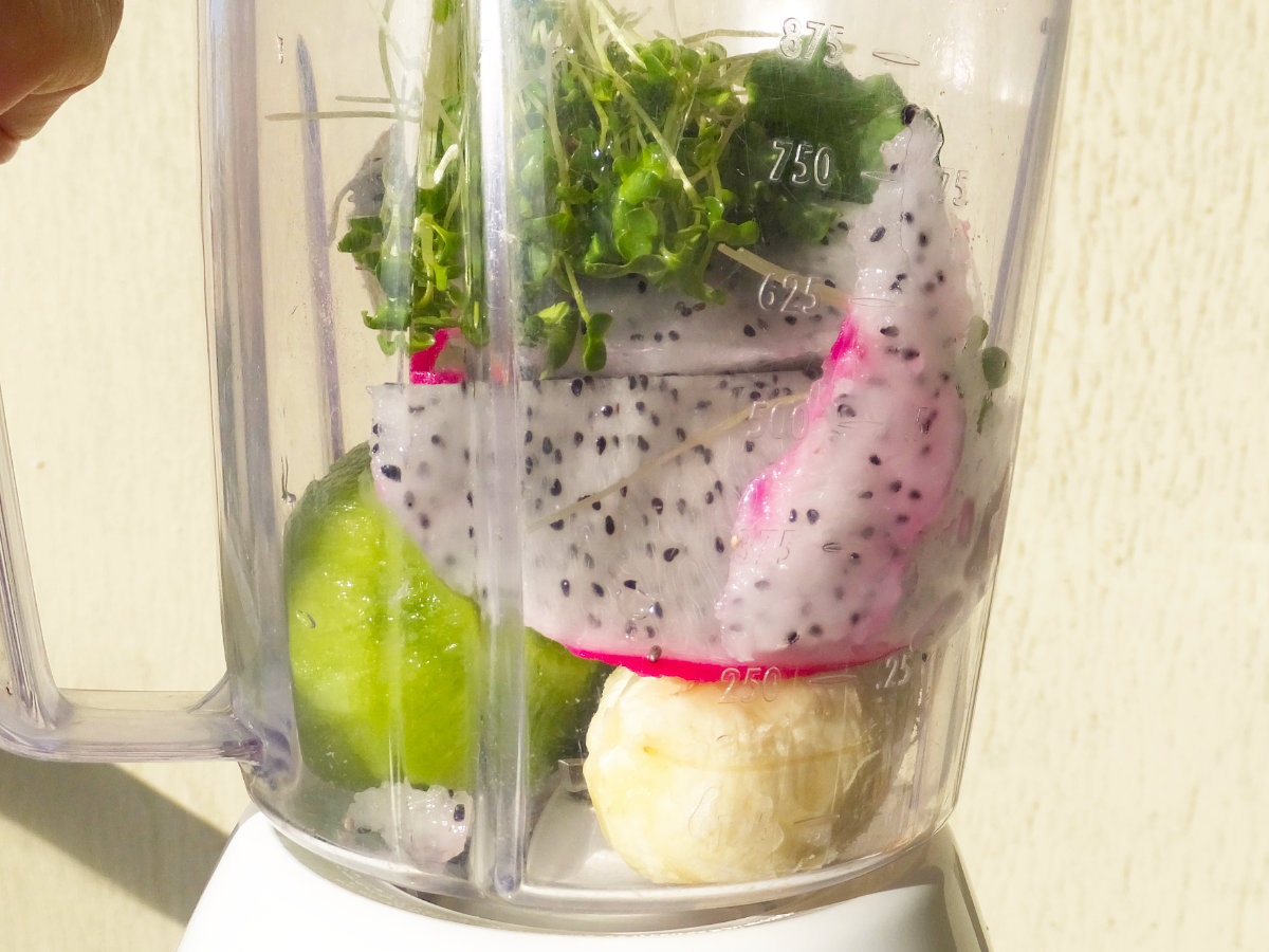 ドラゴンフルーツとキウイとバナナのスムージー